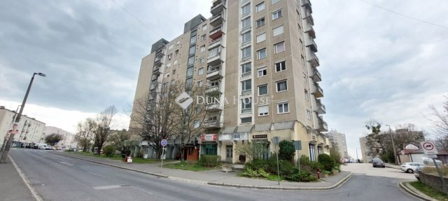 Eladó panellakás, Tatabányán 41.2 M Ft, 3 szobás