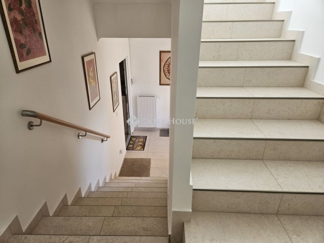 Eladó családi ház, Pécsett 199 M Ft, 5 szobás