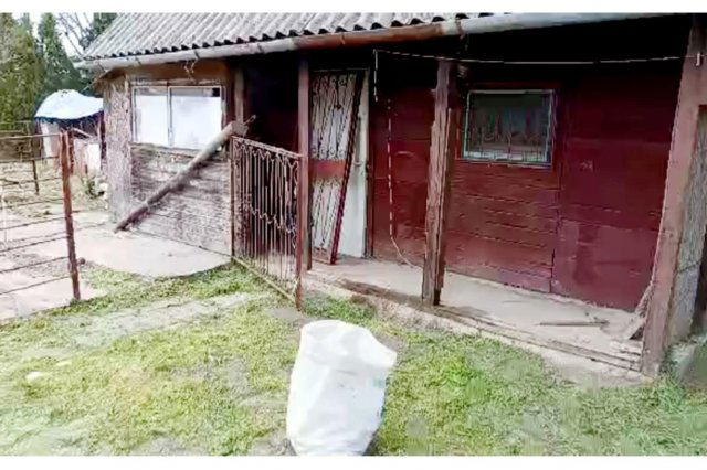 Eladó családi ház, Pécsett 5.9 M Ft, 1 szobás