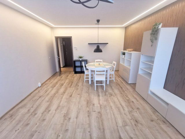 Kiadó téglalakás, albérlet, XV. kerületben, Mézeskalács téren