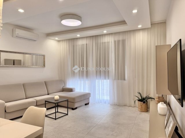 Eladó téglalakás, Pécsett 68.9 M Ft, 2 szobás