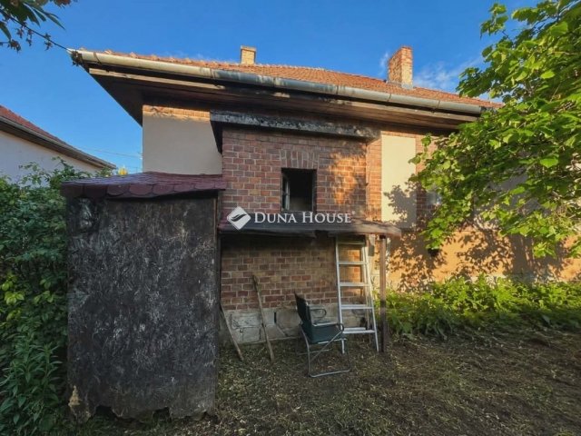 Eladó családi ház, Pécsett 105 M Ft, 3+1 szobás