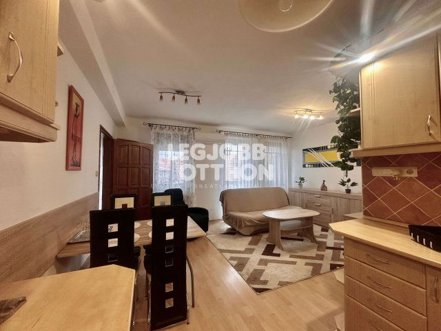 Kiadó téglalakás, albérlet, Cegléden 160 E Ft / hó, 2 szobás