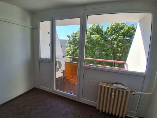 Eladó panellakás, Kaposváron 41.9 M Ft, 2+1 szobás