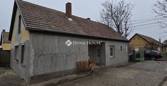 Eladó családi ház, Sárosdon 25 M Ft, 2 szobás