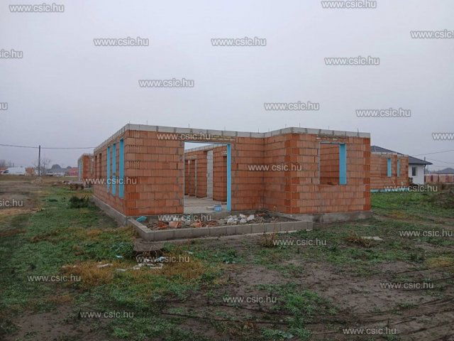 Eladó családi ház, Kiskunlacházán 79.2 M Ft, 5 szobás