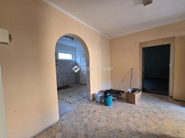 Eladó családi ház, Pécsett 26.9 M Ft, 3 szobás