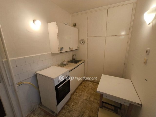 Eladó panellakás, Pécsett 35 M Ft, 1+1 szobás