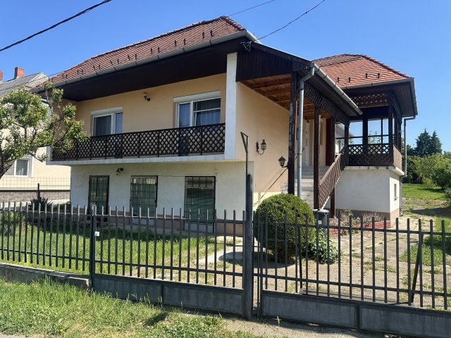 Eladó családi ház, Gyenesdiáson 109.9 M Ft, 8+1 szobás