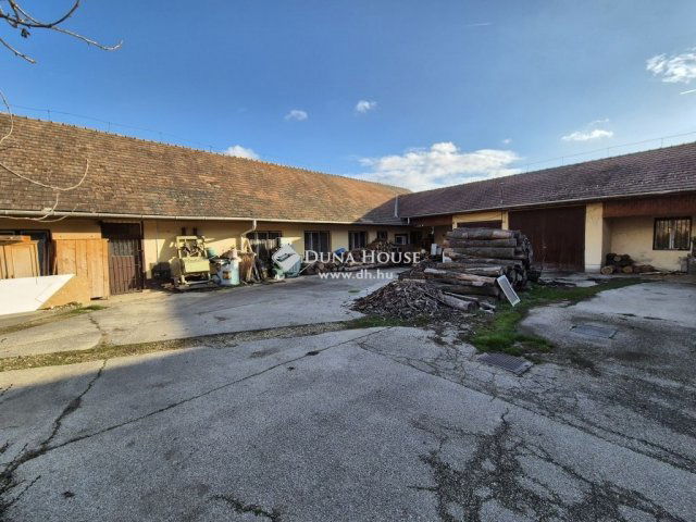 Eladó családi ház, Tatán 399 M Ft, 10 szobás