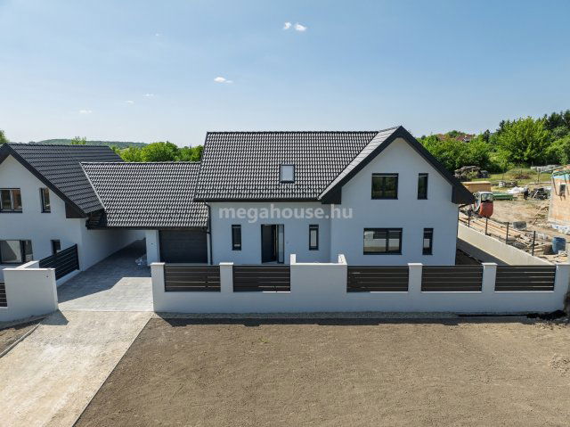 Eladó ikerház, Gyúrón 229 M Ft, 5 szobás / költözzbe.hu