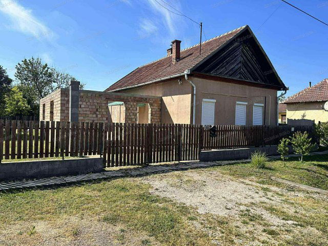 Eladó családi ház, Újszászon 19.9 M Ft, 2 szobás