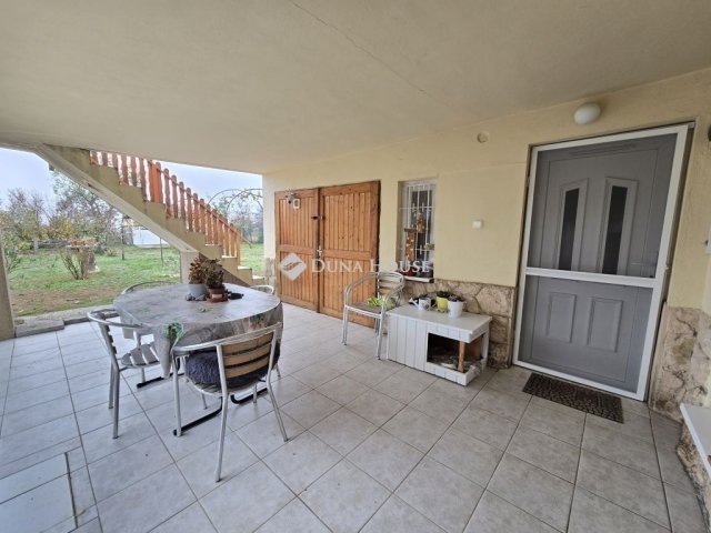 Eladó családi ház, Pécsett 119.9 M Ft, 6 szobás
