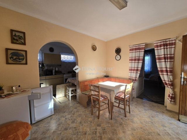 Eladó családi ház, Pécsett 26.9 M Ft, 3 szobás