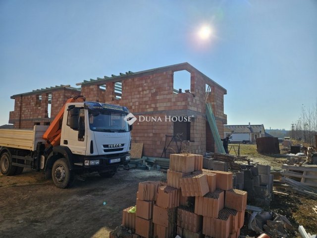 Eladó téglalakás, Mendén 79.9 M Ft, 4 szobás