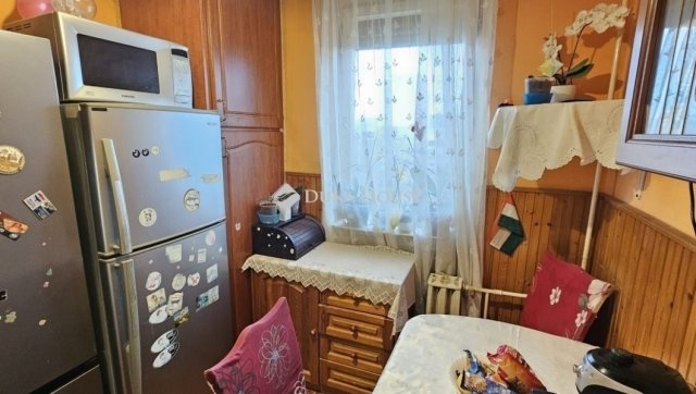 Eladó panellakás, Pécsett 43.99 M Ft, 3 szobás