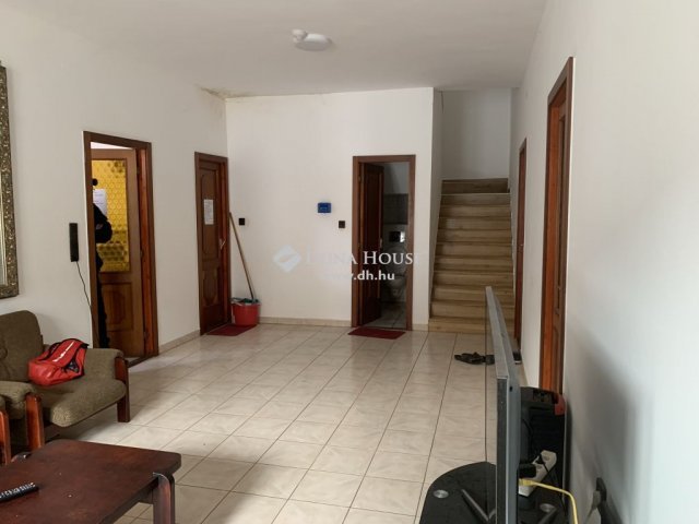 Eladó családi ház, Vecsésen 299.9 M Ft, 13 szobás