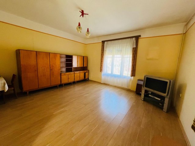 Eladó ikerház, Komáromban 29.99 M Ft, 2+1 szobás