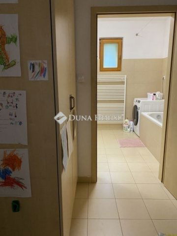 Eladó téglalakás, Pécsett 99 M Ft, 4 szobás