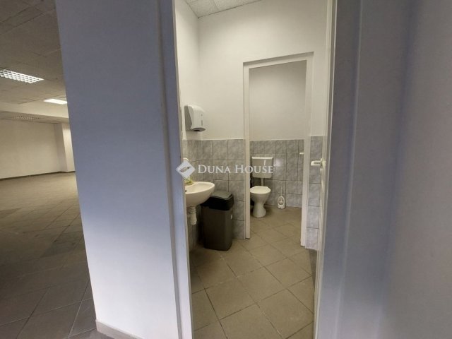 Kiadó üzlethelyiség, Budapesten, III. kerületben 1300 E Ft / hó