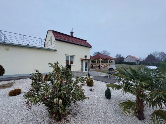 Eladó családi ház, Pécsett 116.8 M Ft, 2 szobás