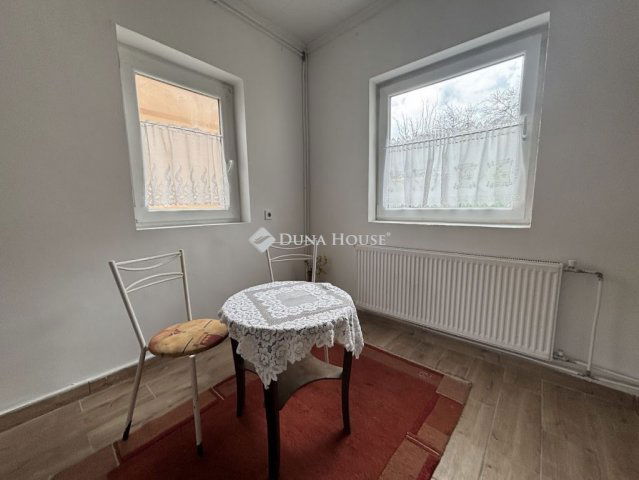 Eladó családi ház, Csetényben 32.9 M Ft, 4 szobás