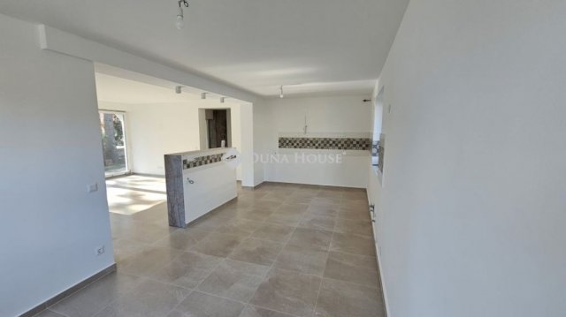 Eladó családi ház, Siófokon 259.9 M Ft, 9 szobás