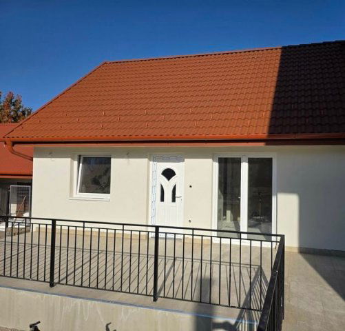 Eladó ikerház, Besnyőn 52.9 M Ft, 3 szobás