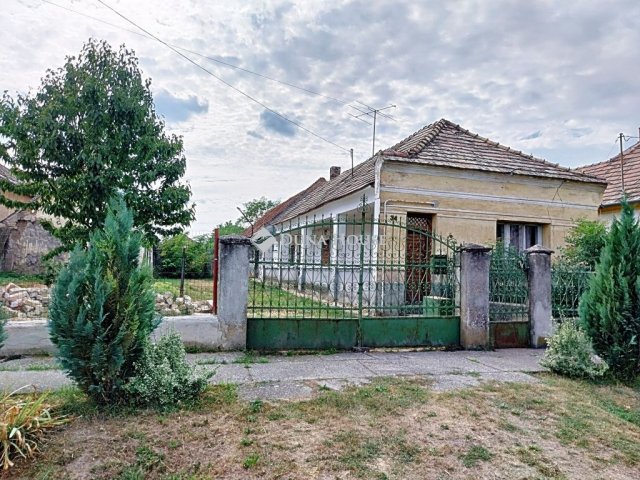Eladó családi ház, Szákszenden 12 M Ft, 3 szobás