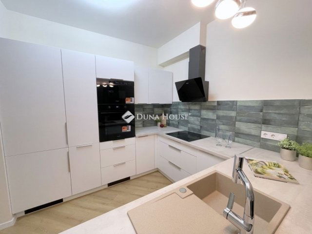 Eladó téglalakás, Kecskeméten 119.9 M Ft, 4 szobás