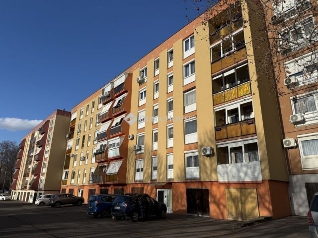 Eladó panellakás, Pécsett 37.8 M Ft, 2 szobás