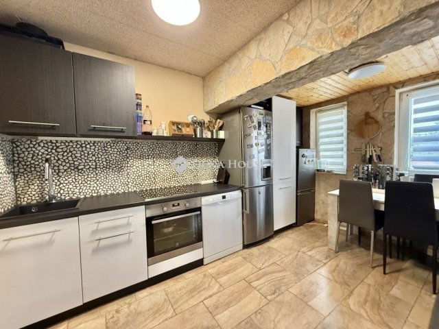 Eladó családi ház, Pécsett 84.9 M Ft, 3 szobás