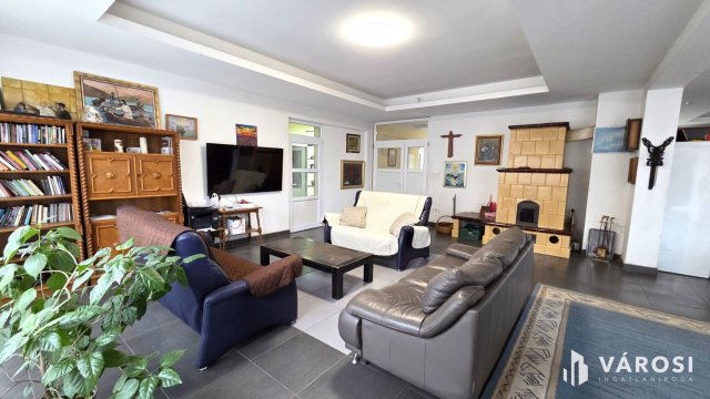 Eladó családi ház, Debrecenben 250 M Ft, 8 szobás