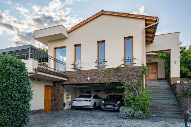 Eladó családi ház, Pécsett 460 M Ft, 8 szobás