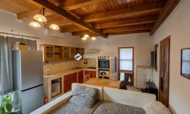 Eladó családi ház, Felsőpakonyban 84.9 M Ft, 9 szobás