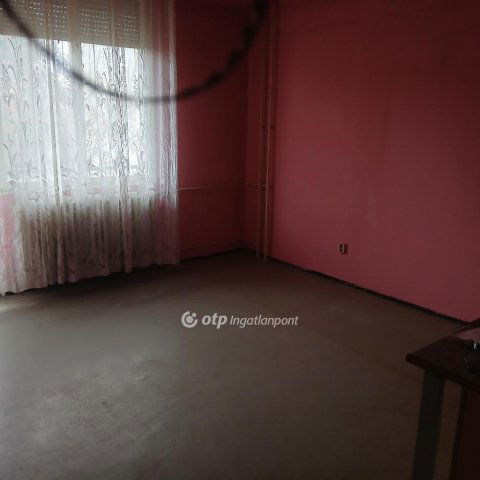 Eladó panellakás, Tatabányán 29.9 M Ft, 1+2 szobás