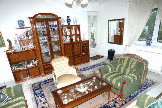 Eladó családi ház, Nemesgulácson 149.9 M Ft, 8 szobás