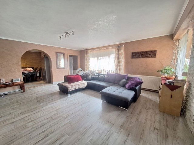Eladó családi ház, Siklóson 119 M Ft, 8 szobás