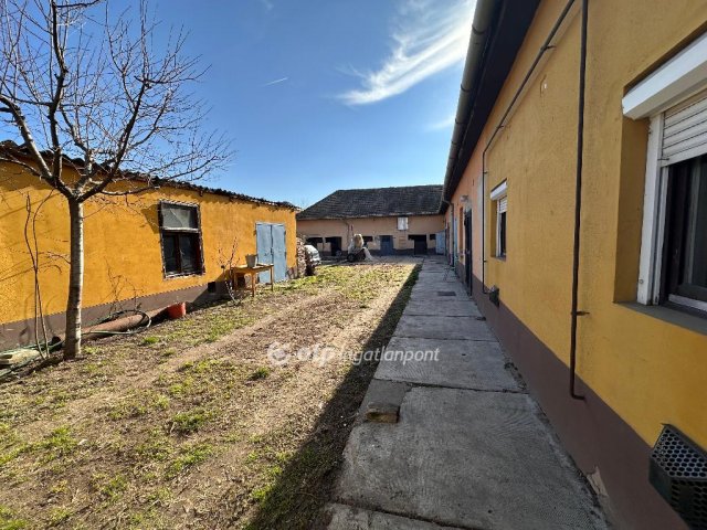 Eladó családi ház, Cegléden 89 M Ft, 7+1 szobás