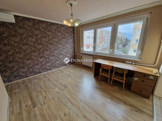 Eladó panellakás, Baján, Duna utcában 36.5 M Ft, 3 szobás