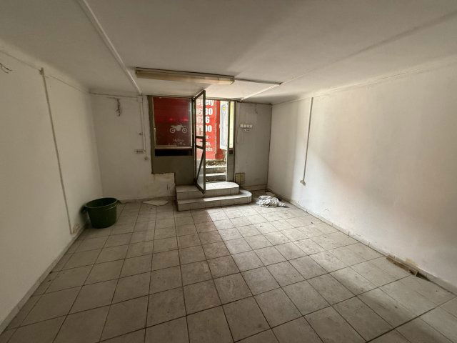 Eladó üzlethelyiség, Budapesten, XIII. kerületben, Váci úton