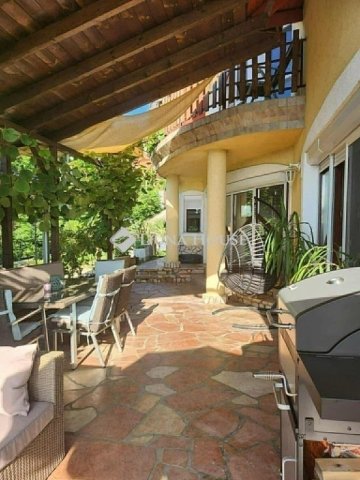 Eladó családi ház, Pécsett 199.9 M Ft, 6 szobás