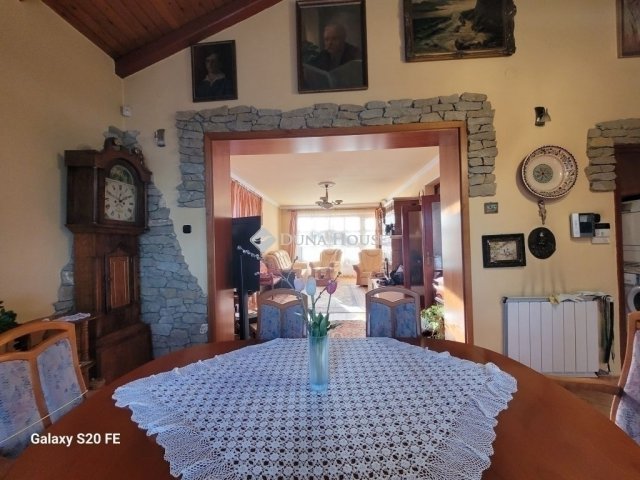 Eladó családi ház, Vecsésen 149.9 M Ft, 5 szobás