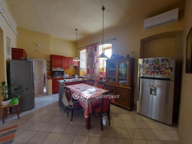 Eladó téglalakás, Pécsett 91 M Ft, 2+1 szobás