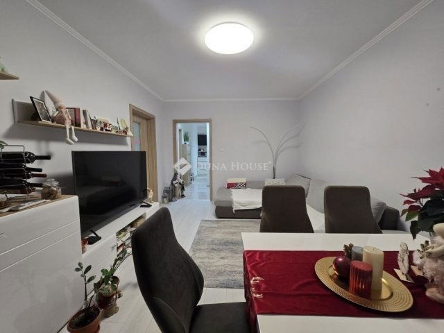 Eladó panellakás, Pécsett 57.9 M Ft, 3 szobás