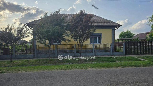 Eladó családi ház, Tetétlenen 15 M Ft, 3 szobás