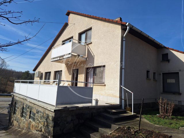 Eladó családi ház, Komlón 65 M Ft, 5+2 szobás