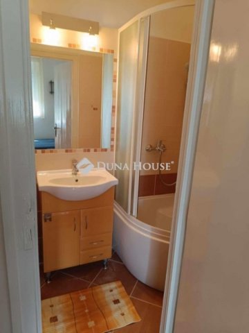 Kiadó téglalakás, albérlet, Pécsett 130 E Ft / hó, 1 szobás