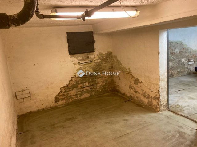 Eladó üzlethelyiség, Szekszárdon 13.5 M Ft, 3 szobás