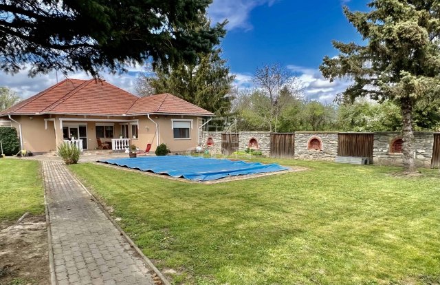 Eladó családi ház, Borgátán 89.9 M Ft, 6 szobás